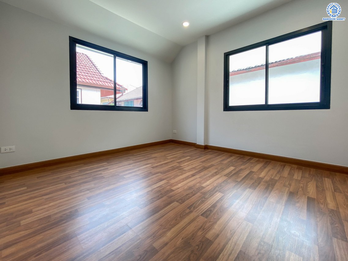 บ้านมือสองตกแต่งใหม่ โครงการ ป.ผาสุก บรมราชชนนี เนื้อที่ 77 ตร.ว. ฟังก์ชันจัดเต็ม 3 ห้องนอน 2 ห้องน้ำ จอดรถได้ 3 คัน บนทำเลศักยภาพ เข้า-ออกได้ทั้งถนนบรมราชชนนี ถนนพุทธมณฑลสาย2 และถนนกาญจนาฯ ใกล้ทางคู่ขนานลอยฟ้าบรมราชชนนี, เซ็นทรัลปิ่นเกล้า และม.มหิดล